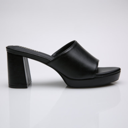 Mules noires à talons de Mode Grande Taille présentant un talon épais et solide et un design à bout ouvert sur un fond blanc uni. Mode Grande taille