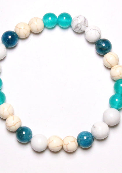 Le bracelet Opaline présente une superbe gamme de perles rondes marbrées bleu sarcelle, blanches et beiges joliment disposées selon un motif circulaire. Mode Grande taille