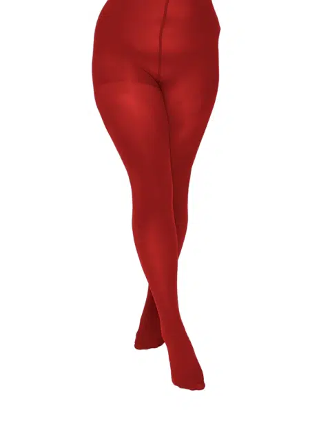 Personne portant des Collants 50 deniers rouge avec les jambes croisées sur un fond blanc, mettant en valeur l'élégance de Mode Grande Taille. Mode Grande taille