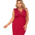 Femme en Nuisette Vera, robe rouge sans manches aux détails en dentelle de Mode Grande Taille, pose sur fond blanc. Mode Grande taille