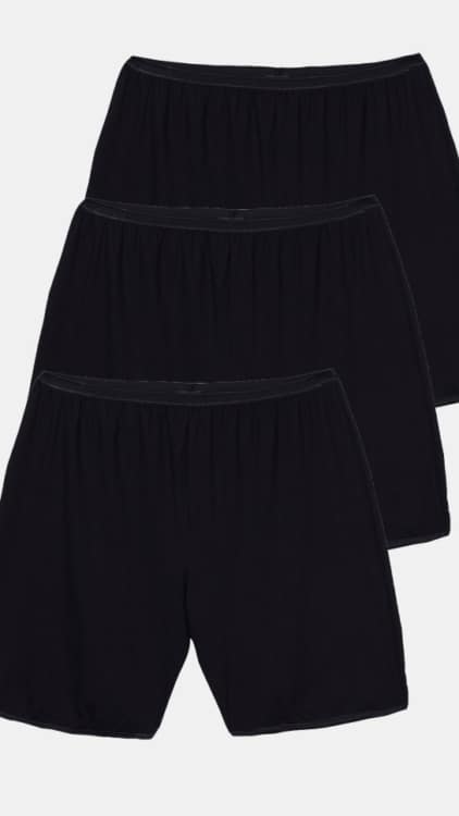 Lot de 3 shorties anti frictions noirs, soigneusement disposés en quinconce, au design sobre et épuré. Découvrez le confort et le style avec le Lot de 3 shorties anti frictions noirs de la collection exclusive Ulla Popken. Mode Grande taille