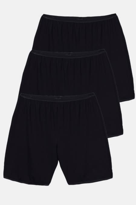 Lot de 3 shorties anti frictions noirs, soigneusement disposés en quinconce, au design sobre et épuré. Découvrez le confort et le style avec le Lot de 3 shorties anti frictions noirs de la collection exclusive Ulla Popken. Mode Grande taille