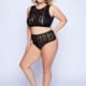 Une personne pose dans le Bustier dentelle, lingerie en dentelle noire composée d'une bralette et d'une culotte taille haute de Mode Grande Taille, sur un fond clair uni. Mode Grande taille