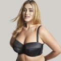 Femme souriante aux longs cheveux blonds portant un Soutien gorge bandeau Dana noir sur un fond uni, mettant en valeur Mode Grande Taille dans une élégante simplicité. Mode Grande taille