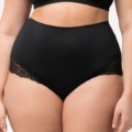 Une personne portant un ensemble de lingerie noir Lot de 2 strings sans couture empiècement dentelle, avec une culotte taille haute avec des détails en dentelle au niveau des hanches. Mode Grande taille