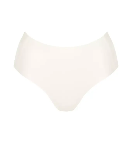 Culotte invisible zero feel Sloggi noire sur fond blanc uni. Mode Grande taille