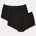 Deux culottes noires couvrantes pour femme avec bordure en dentelle, présentées sur un fond blanc uni, parfaites pour celles qui recherchent confort et élégance dans le Lot de 2 culottes contrôle maxi Sloggi. Mode Grande taille