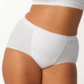 Personne portant une culotte taille haute blanche « Lot de 2 culottes control maxi Sloggi » à bords festonnés et un haut blanc, vue du milieu, parfaite pour Mode Grande Taille. Mode Grande taille