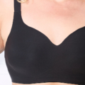 Gros plan d'une personne portant la Brassière à agrafes, mettant en valeur le haut du corps et les épaules, avec un focus sur le design du soutien-gorge. Mode Grande taille