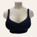 Un torse de mannequin présentant la Brassière à agrafes, un soutien-gorge noir rembourré, sur un fond clair. Mode Grande taille