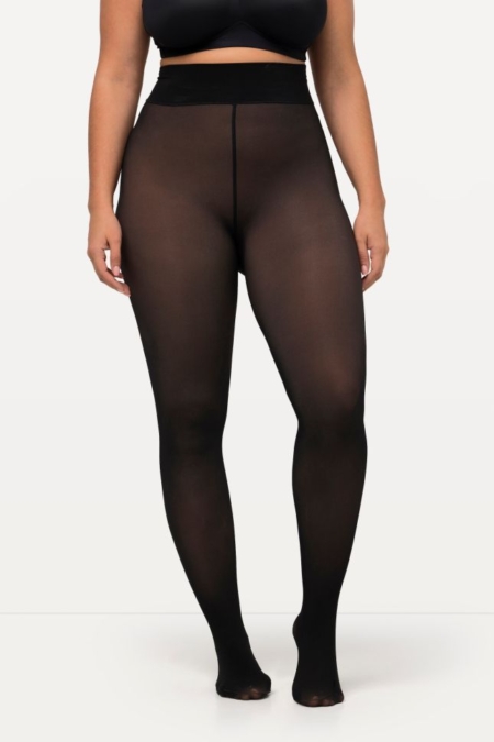 Une personne portant le « Collants épais aspect transparent - Ulla Popken » noir, élégant et transparent, et un soutien-gorge noir se tient avec assurance sur un fond blanc uni, incarnant l'essence élégante de la Mode Grande Taille. Mode Grande taille