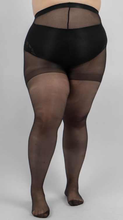 Personne portant des collants noirs transparents avec une partie supérieure opaque, debout sur un fond uni. Mode Grande taille