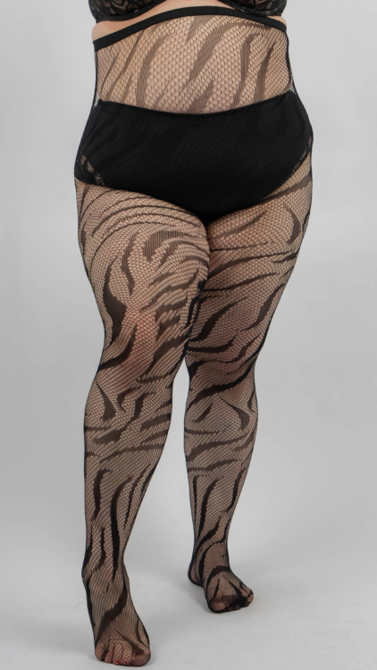 Personne portant de la lingerie en maille noire avec des motifs à rayures tigrées sur les collants, sur un fond blanc uni. Mode Grande taille