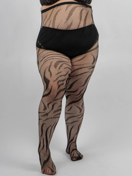 Personne portant de la lingerie en maille noire avec des motifs à rayures tigrées sur les collants, sur un fond blanc uni. Mode Grande taille