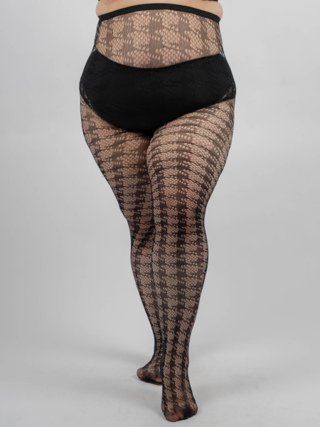 Personne portant des collants en nylon noirs à motifs sur un fond uni. Mode Grande taille