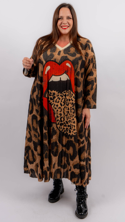 Femme portant une robe à imprimé léopard avec un grand motif de bouche et de langue rouge, posant sur un fond uni. Mode Grande taille