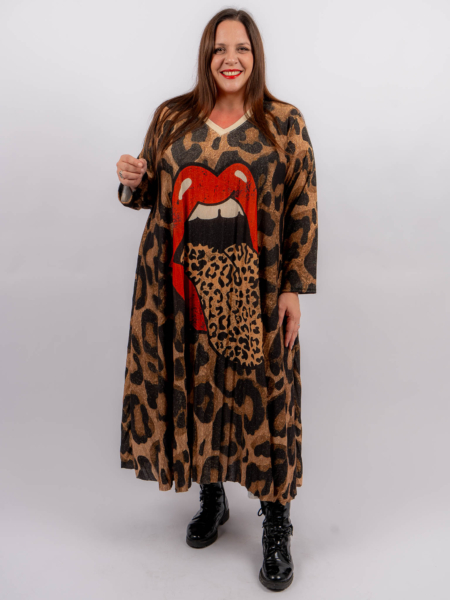 Femme portant une robe à imprimé léopard avec un grand motif de bouche et de langue rouge, posant sur un fond uni. Mode Grande taille