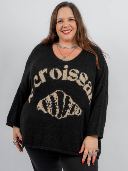 Une femme souriante portant un pull noir avec un motif de croissant et le mot « croissant » écrit dessus. Mode Grande taille