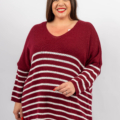 Une personne souriante, portant un pull rayé marron et blanc avec un col en V et des manches longues, posant sur un fond gris. Mode Grande taille