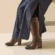Personne portant une longue jupe en denim et des bottes Romy Vario 3XL/4XL Gabylou à mollets larges. Mode Grande taille