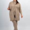 Femme souriante portant une tenue en tricot beige et des talons noirs sur fond blanc. Mode Grande taille