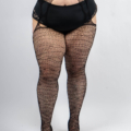 Personne portant de la lingerie noire avec des bas à motifs et des talons. Mode Grande taille