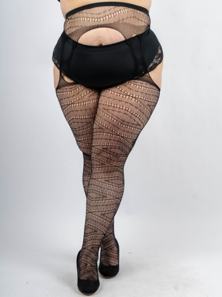 Personne portant des bas en dentelle noire et des talons hauts sur un fond uni. Mode Grande taille