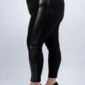 Personne portant des leggings noirs avec des empiècements latéraux en cuir et des talons noirs. Mode Grande taille