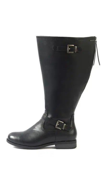 PRECOMMANDE Bottes mollets larges Kate Vario 4/5XL en cuir noir, dotées d'une conception haute jusqu'au genou avec des sangles à boucle et un talon bas, affichées sur un fond blanc. Mode Grande taille