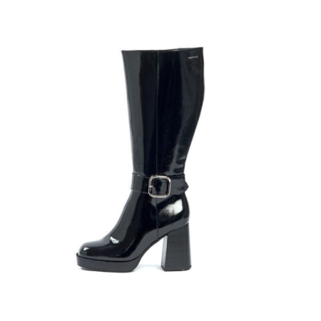 Bottes mollets larges Nina XL Gabylou en cuir verni noir, montantes jusqu'au genou avec un talon épais et un détail de boucle argentée, présentées sur un fond blanc. Mode Grande taille