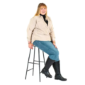 Femme assise sur un haut tabouret, portant une veste beige, un jean bleu et les Bottes mollets larges Lise 3XL Gabylou sur fond blanc. Mode Grande taille