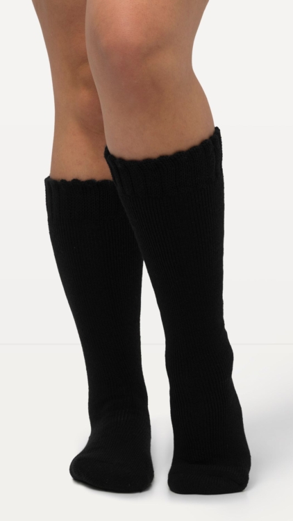 Individu portant des "Chaussettes hautes à bords larges doublure polaire" sur fond uni. Mode Grande taille