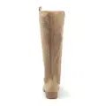 Les Bottes mollet larges Colette XL Gabylou, bottes hautes couleur tan, présentent un motif perforé et un talon bas, vu de l'arrière. Mode Grande taille