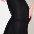 Personne portant des Collants thermiques motif léopard, montrant une vue latérale en gros plan sur un fond uni. Mode Grande taille