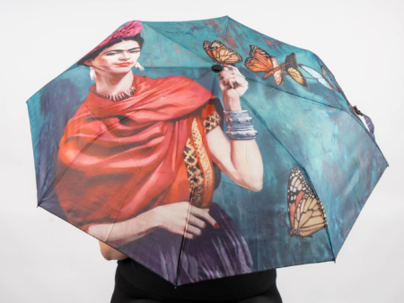 Un parapluie avec une peinture vibrante d'une femme et de papillons sur fond bleu. Mode Grande taille