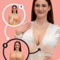 Une femme en robe blanche montre une prothèse mammaire dans un diagramme de comparaison en deux étapes sur un fond rose. Mode Grande taille