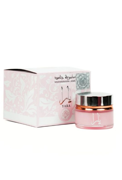 Un pot cosmétique rose de Vaseline parfumée Yara avec une boîte assortie ornée d'un motif floral et d'un texte arabe. Mode Grande taille