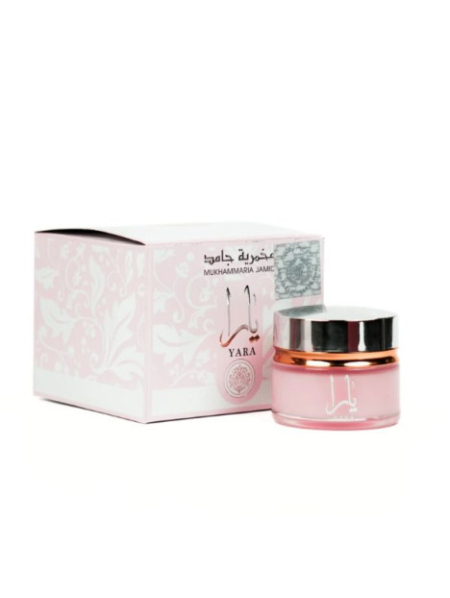 Un pot cosmétique rose de Vaseline parfumée Yara avec une boîte assortie ornée d'un motif floral et d'un texte arabe. Mode Grande taille