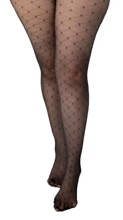 Jambes ornées de bas résille à motifs géométriques noirs inspirés des Collants à pois pailletés. Mode Grande taille