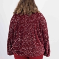 Personne portant un Bomber velours sequins bordeaux, debout dos à la caméra. Mode Grande taille