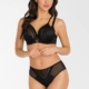 Un mannequin portant le soutien-gorge et la culotte noirs Soutien-gorge Yoko aux accents transparents pose sur un fond blanc uni. Mode Grande taille