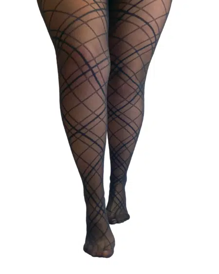 Une personne portant des Collants motif croisé hachuré se tient debout avec une jambe en avant sur un fond blanc. Mode Grande taille