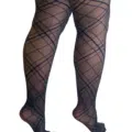 Jambes en Collants motif croisé hachuré, présentées de dos sur fond blanc. Mode Grande taille