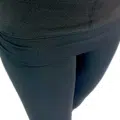 Gros plan d'une personne portant le Collants legging fourré présentant une ceinture texturée visible. Mode Grande taille