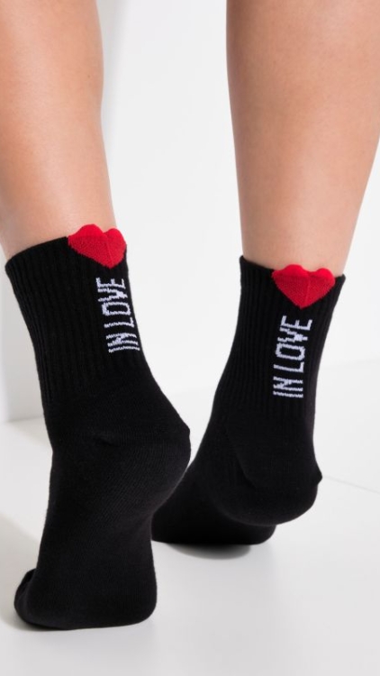 Les chaussettes noires « Chausettes message et coeur rouge » présentent des accents de cœur rouge et le texte « IN LOVE » au dos. Mode Grande taille