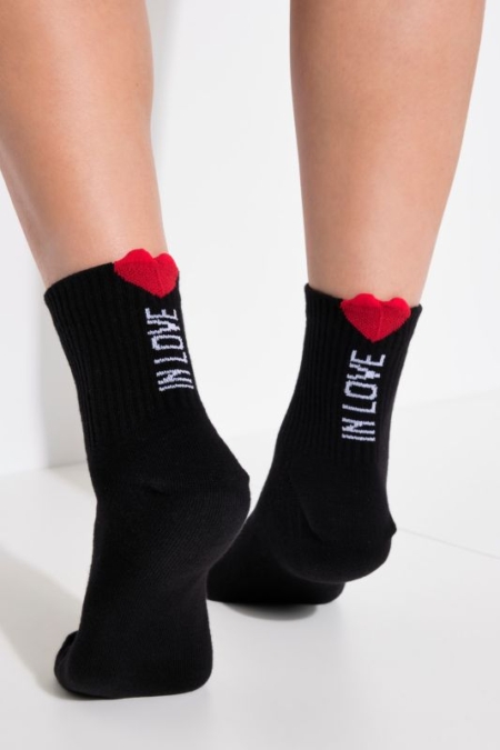 Les chaussettes noires « Chausettes message et coeur rouge » présentent des accents de cœur rouge et le texte « IN LOVE » au dos. Mode Grande taille