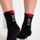 Les chaussettes noires « Chausettes message et coeur rouge » présentent des accents de cœur rouge et le texte « IN LOVE » au dos. Mode Grande taille