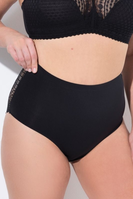 Personne portant le « Lot 2 de culotte maxi taille haute, arrière dentelle » en noir, associé à un soutien-gorge noir. Mode Grande taille