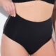 Personne portant le « Lot 2 de culotte maxi taille haute, arrière dentelle » en noir, associé à un soutien-gorge noir. Mode Grande taille