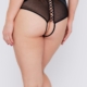 Vue arrière d'une personne portant le String ouvert, composé de lingerie en maille noire avec détails à lacets et petits motifs à pois. Mode Grande taille